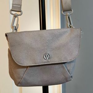 Ivivva by Lululemon GIRLS Wear Ever You Go Silver Sparkly Purse.